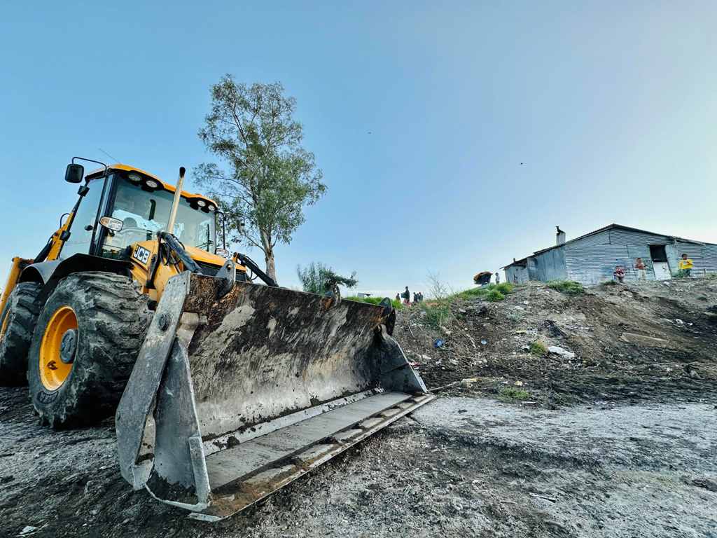 Πάτρα: Εργαζόμενοι του Δήμου καθάρισαν τον καταυλισμό των Ρομά στον Ρηγανόκαμπο ΦΩΤΟ