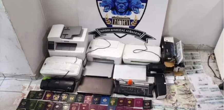 Κυψέλη: Εντοπίστηκε εργαστήριο πλαστών ταξιδιωτικών εγγράφων – Πουλούσαν ταυτότητες και διαβατήρια για τουλάχιστον 500 ευρώ