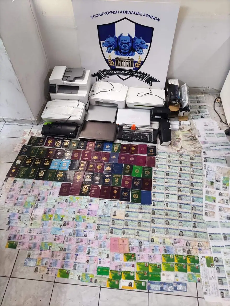 Κυψέλη: Εντοπίστηκε εργαστήριο πλαστών ταξιδιωτικών εγγράφων – Πουλούσαν ταυτότητες και διαβατήρια για τουλάχιστον 500 ευρώ