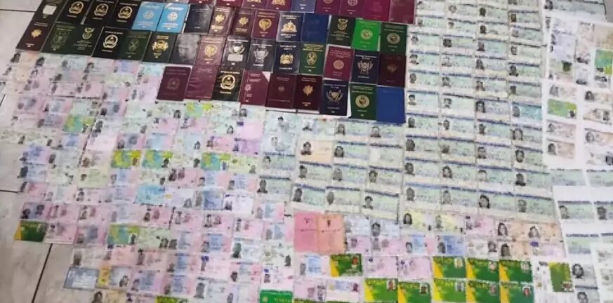 Κυψέλη: Εκτύπωναν και πωλούσαν πλαστές ταυτότητες και διαβατήρια για 500 ευρώ το καθένα
