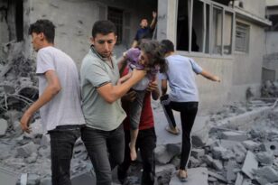 Λωρίδα της Γάζας: Σκηνές αρχαίας τραγωδίας στα νοσοκομεία – Μετατρέπουν τα παγωτατζίδικα σε νεκροτομεία ΒΙΝΤΕΟ