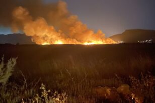 Ανεξέλεγκτη η φωτιά στον Μαραθώνα – Έκλεισε ο δρόμος προς το Κωπηλατοδρόμιο ΒΙΝΤΕΟ