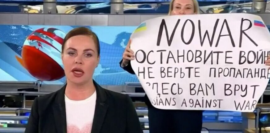 Ρωσία: Δημοσιογράφος καταδικάστηκε - Διαμαρτυρήθηκε για τον πόλεμο στην Ουκρανία σε ζωντανή μετάδοση