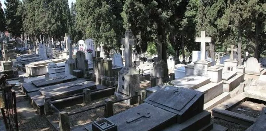 Πάτρα: Ληστής απείλησε να σκοτώσει γυναίκα διπλα στον τάφο της μητέρα της