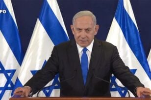 Τελ Αβίβ: Δεκάδες Ισραηλινοί πραγματοποιούν καθιστική διαμαρτυρία - Ζητούν την απελευθέρωση των ομήρων και την παραίτηση του Νετανιάχου