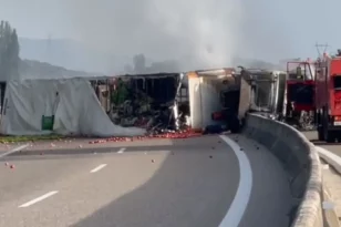 Έκλεισε η Ιονία Οδός λόγω φωτιάς σε φορτηγό-ΒΙΝΤΕΟ