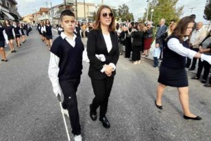 Αγρίνιο: Περηφάνια για τον μαθητή με ολική απώλεια όρασης που παρέλασε