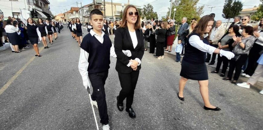Αγρίνιο: Περηφάνια για τον μαθητή με ολική απώλεια όρασης που παρέλασε