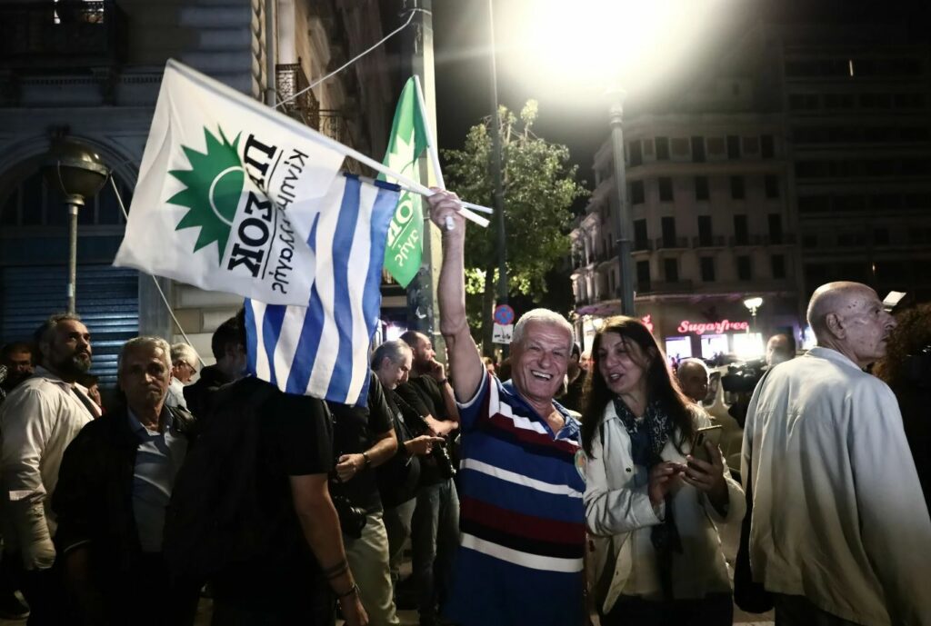 Γέμισε σημαίες του ΠΑΣΟΚ η Αθήνα - Χαμόγελα και πανηγύρια μετά την νίκη Δούκα ΦΩΤΟ