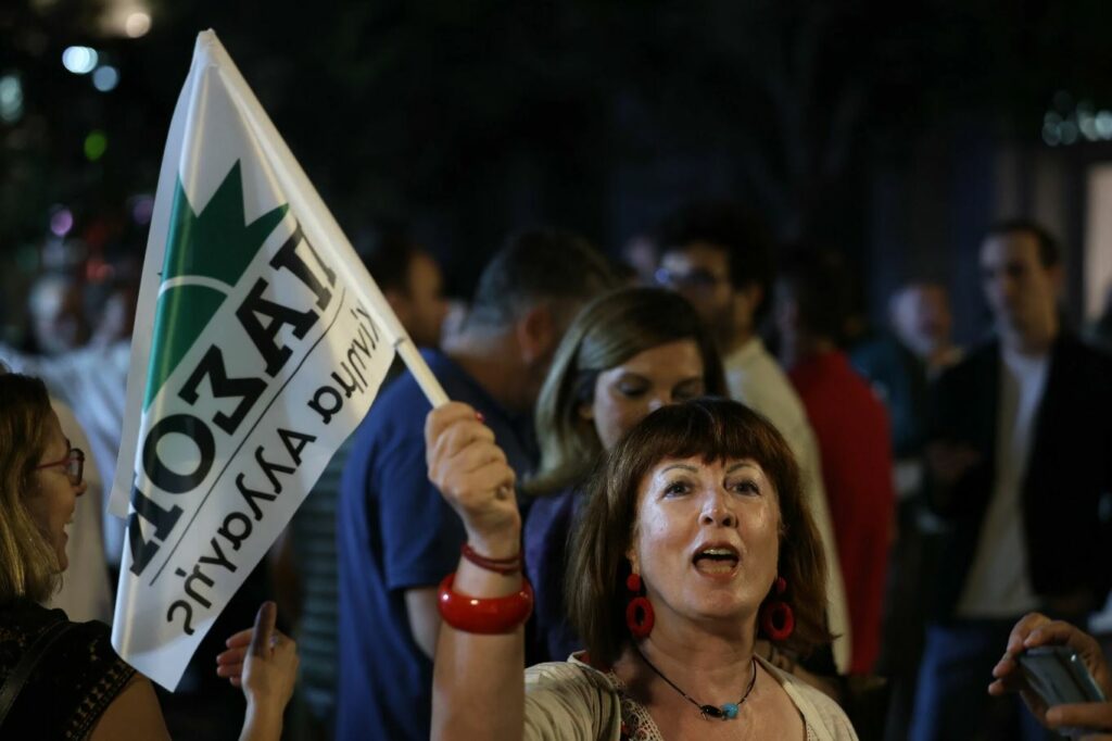 Γέμισε σημαίες του ΠΑΣΟΚ η Αθήνα - Χαμόγελα και πανηγύρια μετά την νίκη Δούκα ΦΩΤΟ
