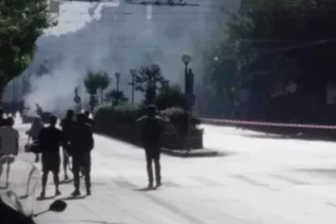 Ομάδα ατόμων έβαλε φωτιά σε κάδους έξω από το Οικονομικό Πανεπιστήμιο - Άνοιξε η Πατησίων