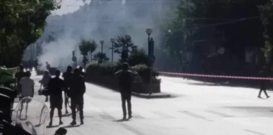 Ομάδα ατόμων έβαλε φωτιά σε κάδους έξω από το Οικονομικό Πανεπιστήμιο - Άνοιξε η Πατησίων