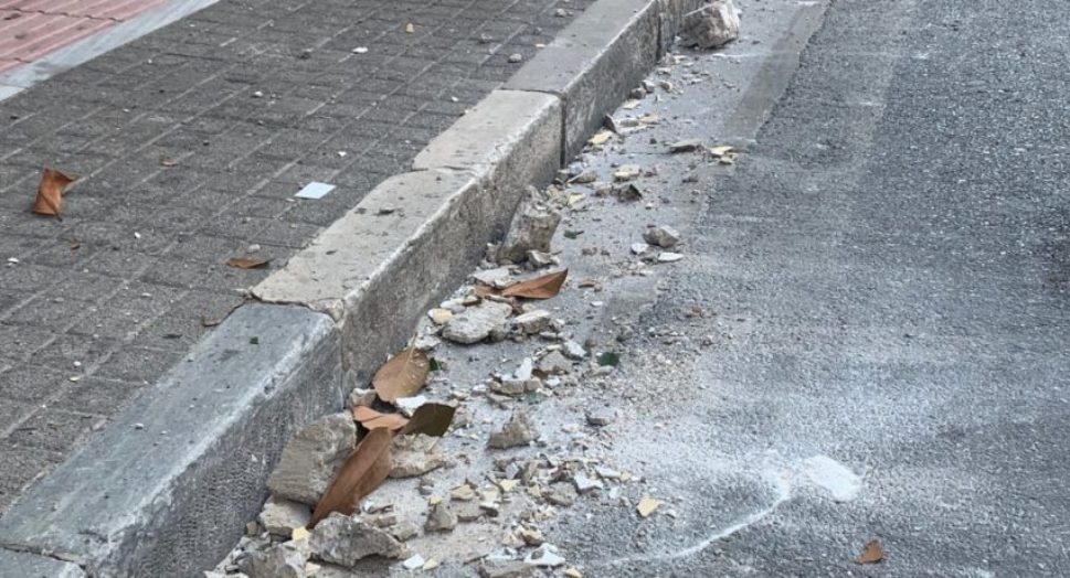 Πάτρα: Κατέρρευσαν σοβάδες και μάρμαρα στον πεζόδρομο της Ρήγα Φεραίου Πάτρα: Κατέρρευσαν σοβάδες και μάρμαρα στον πεζόδρομο της Ρήγα Φεραίου