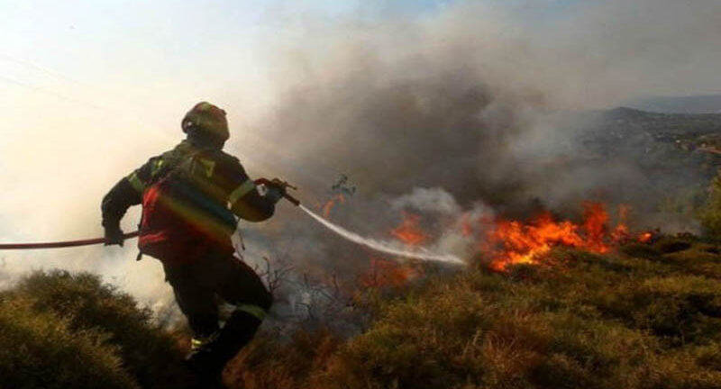Υπό μερικό έλεγχο πυρκαγιά σε δασική έκταση στον Μαραθώνα