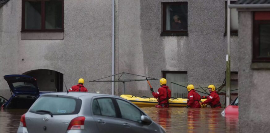 Σκωτία: Παραμένει σε «κόκκινο συναγερμό» για την καταιγίδα Μπαμπέτ – Δύο νεκροί, μεγάλες πλημμύρες