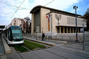 Γαλλία: Έφηβος με μαχαίρι έξω από τη Συναγωγή στο Στρασβούργο