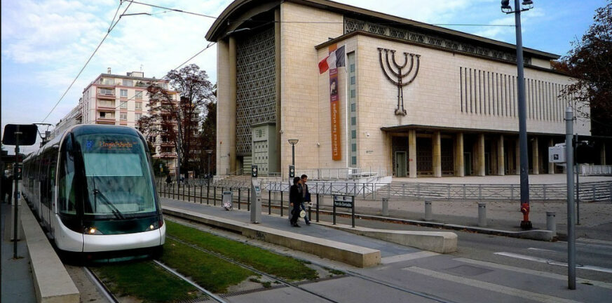 Γαλλία: Έφηβος με μαχαίρι έξω από τη Συναγωγή στο Στρασβούργο
