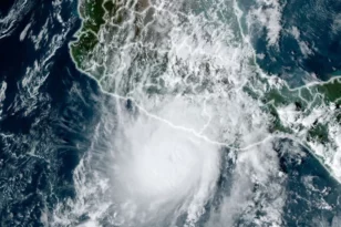 Μεξικό: Ο «δυνητικά καταστροφικός» τυφώνας Ότις φτάνει στο Ακαπούλκο