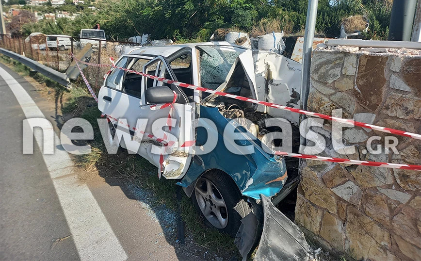 Σοβαρό τροχαίο στην Αθηνών-Σουνίου: Αυτοκίνητο καρφώθηκε σε τοίχο, μετατράπηκε σε άμορφη μάζα ΦΩΤΟ