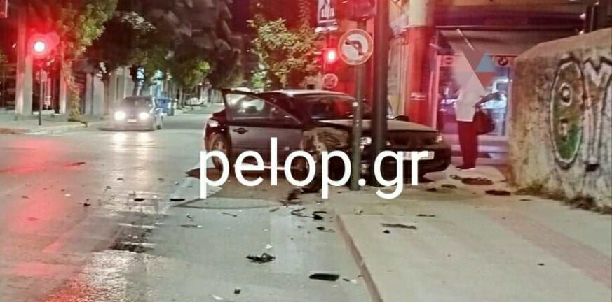 Πάτρα: Σφοδρή σύγκρουση αυτοκινήτων - Το ένα «καρφώθηκε» σε φανάρι ΦΩΤΟ - ΒΙΝΤΕΟ