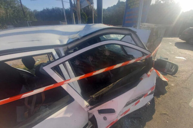 Σοβαρό τροχαίο στην Αθηνών-Σουνίου: Αυτοκίνητο καρφώθηκε σε τοίχο, μετατράπηκε σε άμορφη μάζα ΦΩΤΟ