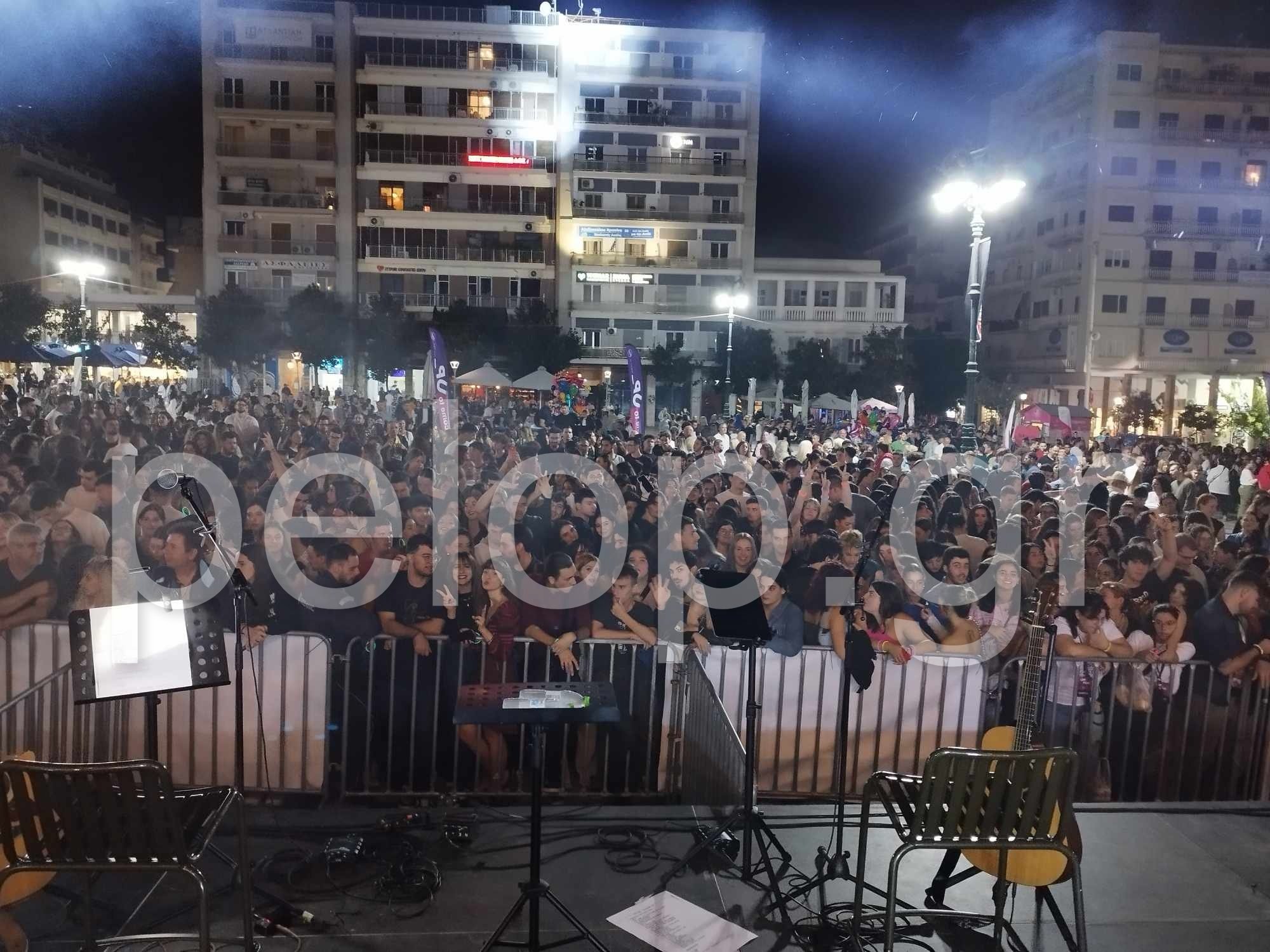 Πάτρα - «Welcome to UP 2023»: «Βούλιαξε» η Πλατεία Γεωργίου από φοιτητές «στον ρυθμό» των Πυξ Λαξ ΦΩΤΟ