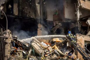 Ουκρανία: Δύο νεκροί και δέκα τραυματίες από ρωσικούς βομβαρδισμούς στη Χερσώνα