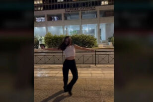 Δασκάλα χορού αφιέρωσε ζεϊμπέκικο έξω από τη ΓΑΔΑ ως «ευχαριστώ» στην Ελληνική Αστυνομία