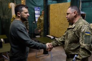 Ουκρανία: Ο Βολοντίμιρ Ζελένσκι επισκέφθηκε το ανατολικό μέτωπο του πολέμου - ΦΩΤΟ