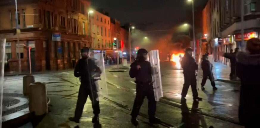Ιρλανδία: Επεισόδια κοντά στο σημείο όπου ο άνδρας μαχαίρωσε πέντε ανθρώπους – Δεν αποκλείουν το ενδεχόμενο τρομοκρατίας οι Αρχές