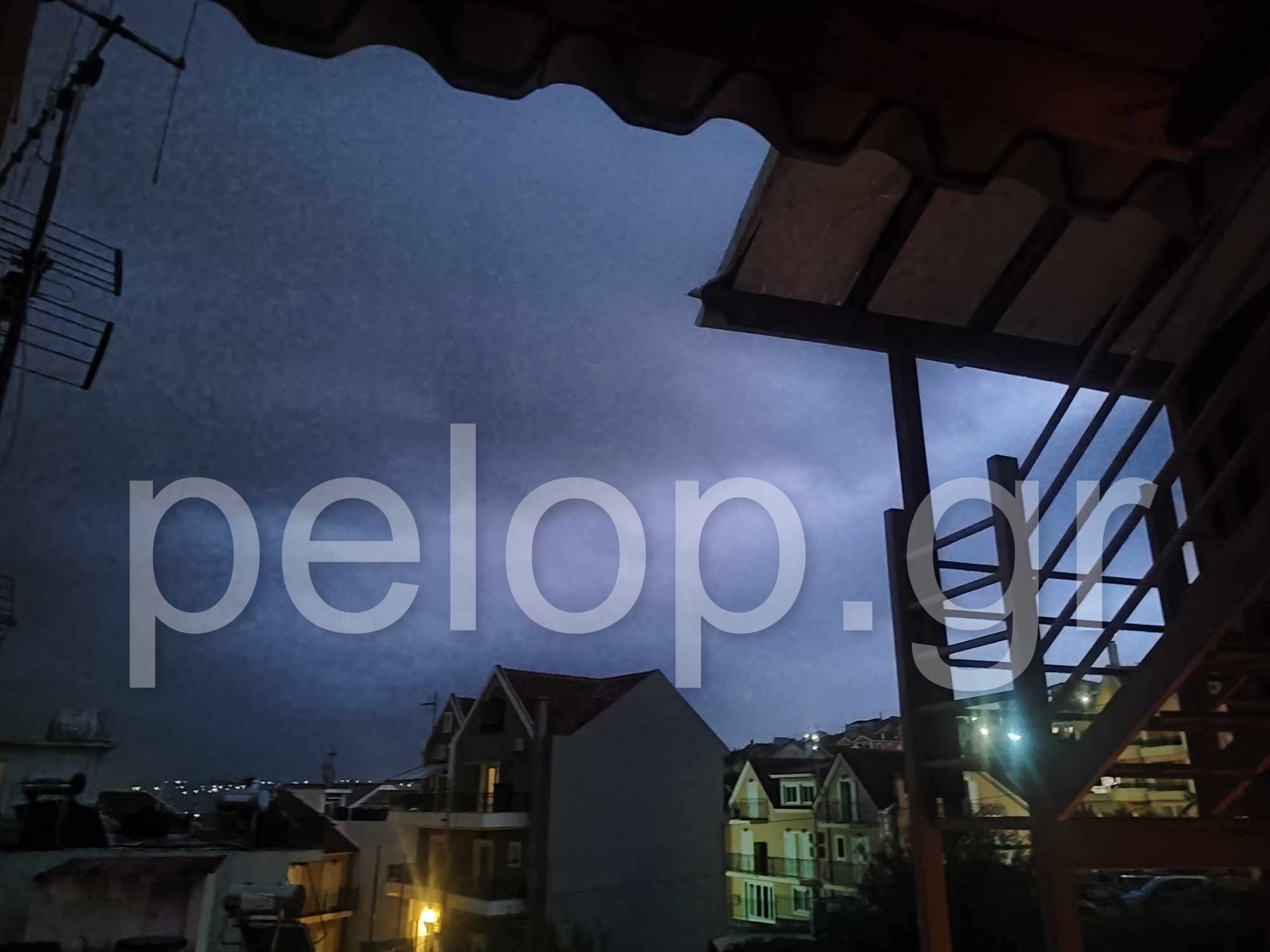 Κακοκαιρία στην Κεφαλονιά: Αδιάκοπα μπουμπουνητά, με ισχυρή βροχόπτωση και ανέμους - H στιγμή που «πέφτει» κεραυνός! ΦΩΤΟ - ΒΙΝΤΕΟ