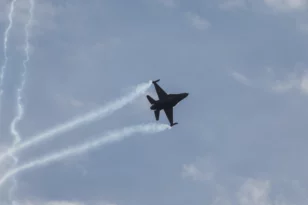 Aεροπορική επίδειξη στο Φλοίσβο για την γιορτή του προστάτη της Πολεμικής Αεροπορίας