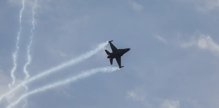 Aεροπορική επίδειξη στο Φλοίσβο για την γιορτή του προστάτη της Πολεμικής Αεροπορίας