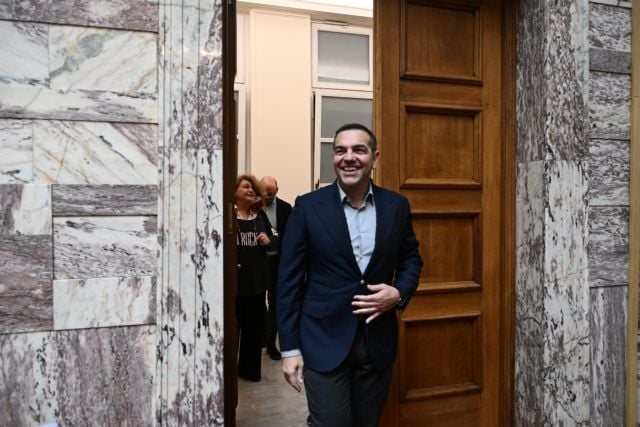 ΚΟ ΣΥΡΙΖΑ: Δεν έκρυβαν τον ενθουσιασμό τους οι βουλευτές – Όρθιοι χειροκροτούσαν τον Τσίπρα για ώρα ΦΩΤΟ