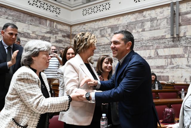 ΚΟ ΣΥΡΙΖΑ: Δεν έκρυβαν τον ενθουσιασμό τους οι βουλευτές – Όρθιοι χειροκροτούσαν τον Τσίπρα για ώρα ΦΩΤΟ