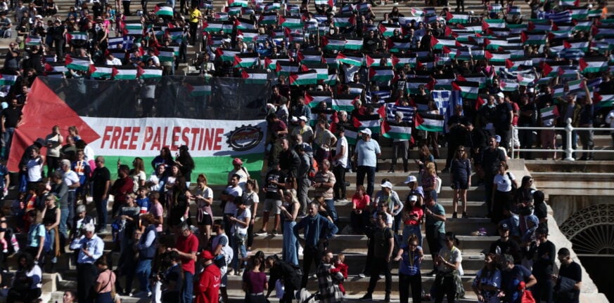 Μαραθώνιος: Το ΠΑΜΕ σήκωσε σημαίες της Παλαιστίνης στο Καλλιμάρμαρο