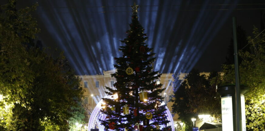 Άρωμα Χριστουγέννων στην Αθήνα: Φωταγωγήθηκε υπό βροχή το έλατο στην Πλατεία Συντάγματος