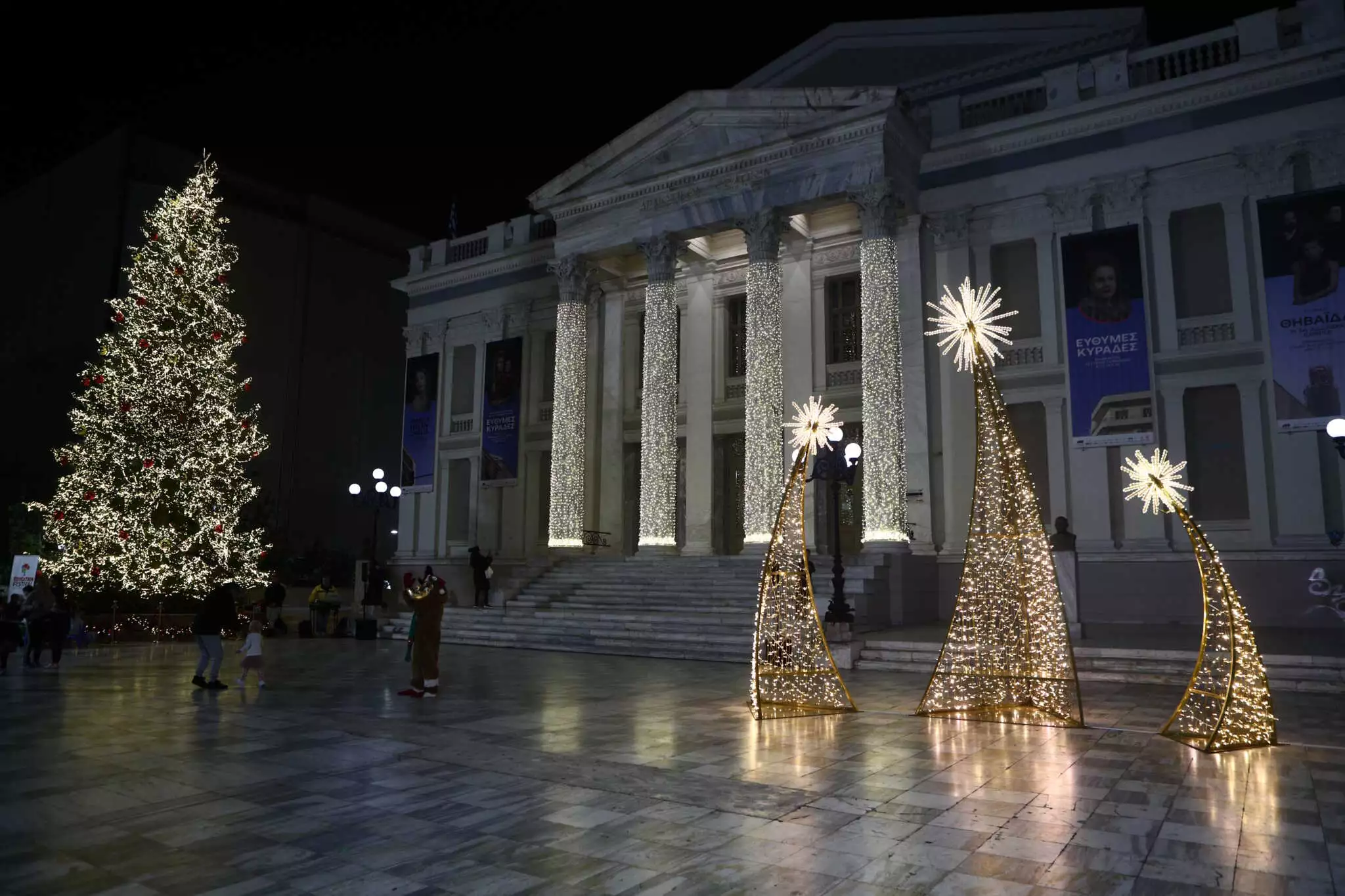 Χριστούγεννα στον Πειραιά: Φωταγώγηση του δέντρου με Πάνο Κιάμο και Ρούλα Κορομηλά