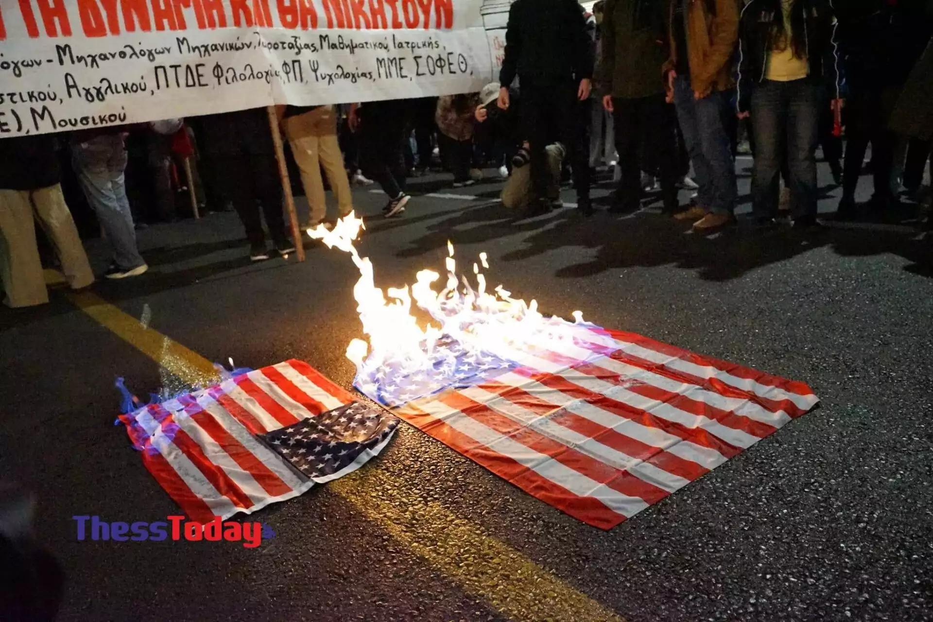 Πολυτεχνείο 2023 - Θεσσαλονίκη: Έκαψαν σημαία των ΗΠΑ και τραγουδούσαν «Πότε θα κάνει ξαστεριά» ΦΩΤΟ - ΒΙΝΤΕΟ