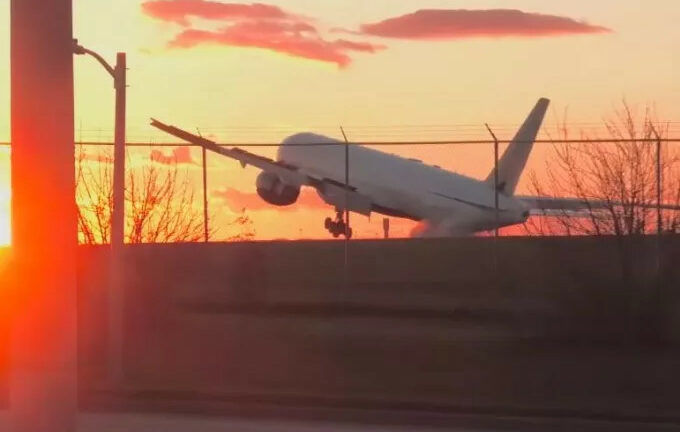 Καναδάς: Επεισοδιακή προσγείωση αεροσκάφους - ΒΙΝΤΕΟ το δείχνει να ...χοροπηδά με φόντο το ηλιοβασίλεμα ΒΙΝΤΕΟ