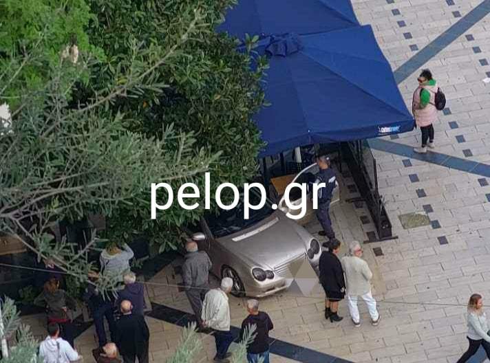 Πάτρα: Αυτοκίνητο «μπούκαρε» σε καφετέρια στην Πλατεία Γεωργίου - ΦΩΤΟ