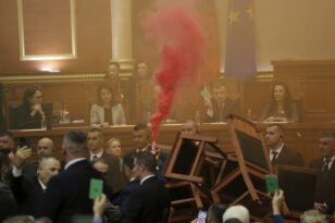 Αλβανία: Καπνογόνα στην Βουλή - Αντίπαλοι του Ράμα προσπάθησαν να αποτρέψουν την ψήφιση του προϋπολογισμού