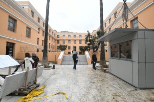 Πάτρα - Νέο Δημαρχείο: Τοποθετήθηκε ο οικίσκος υποδοχής και προκάλεσε σχόλια