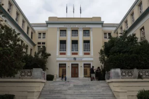ΑΣΟΕΕ: Χτύπησαν 26χρονο επειδή είχε στη τσάντα του αυτοκόλλητα της ελληνικής σημαίας και της Παναγίας