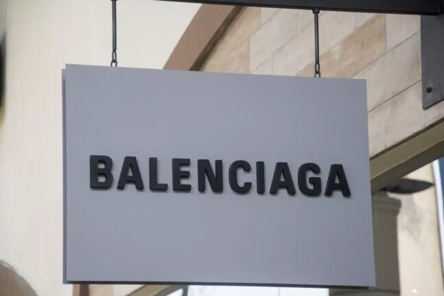 Ο οίκος Balenciaga προκάλεσε σάλο με τη φούστα «πετσέτα» των 695 ευρώ – Τους τρόλαρε το IKEA