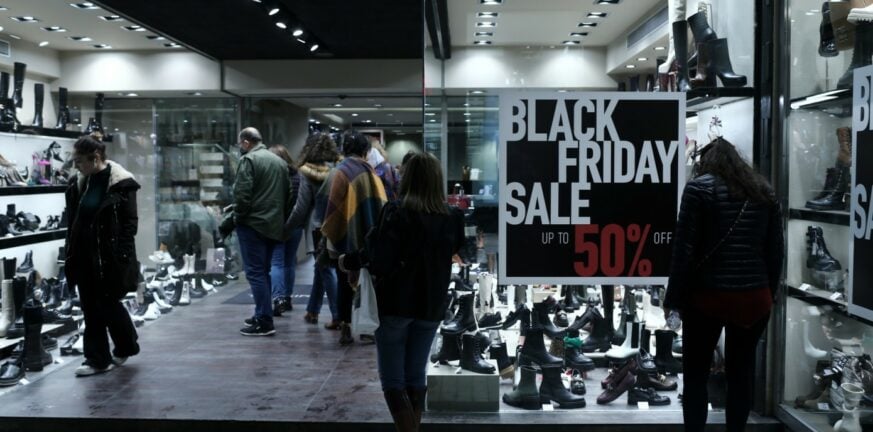 Black Friday: «Μπουρίνι» αγορών στα μαγαζιά - Σημαντικές προσφορές, αλλά ο καιρός τα «μούσκεψε» το βράδυ