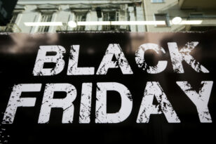 Πλησιάζει η Black Friday: Ποιες Κυριακές είναι ανοιχτά τα καταστήματα