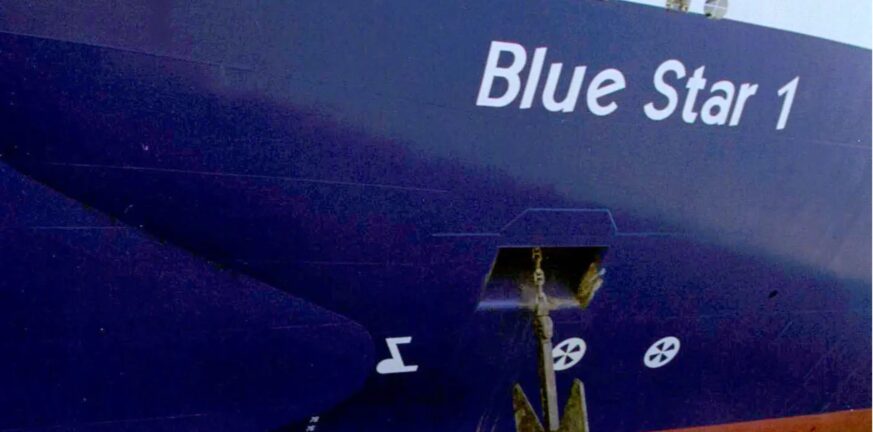 Νάξος: Το πλοίο Blue Star 1 προσέκρουσε στο λιμάνι - Πνέουν δυνατοί άνεμοι στην περιοχή