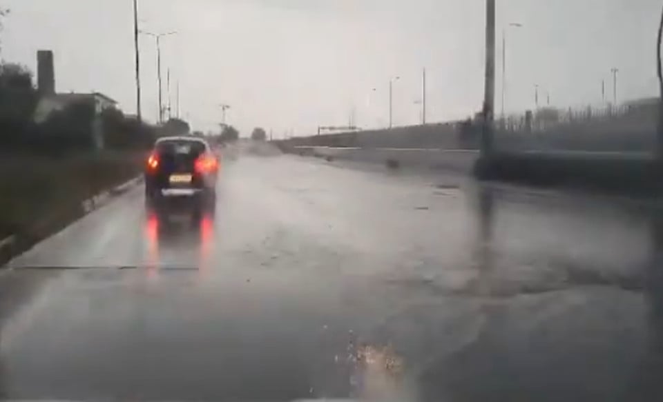 Ισχυρές βροχές στην Αχαΐα - Κλειστή η Παλιά Εθνική, ανοικτό ένα ρεύμα στη Νέα Εθνική - Η πορεία της κακοκαιρίας