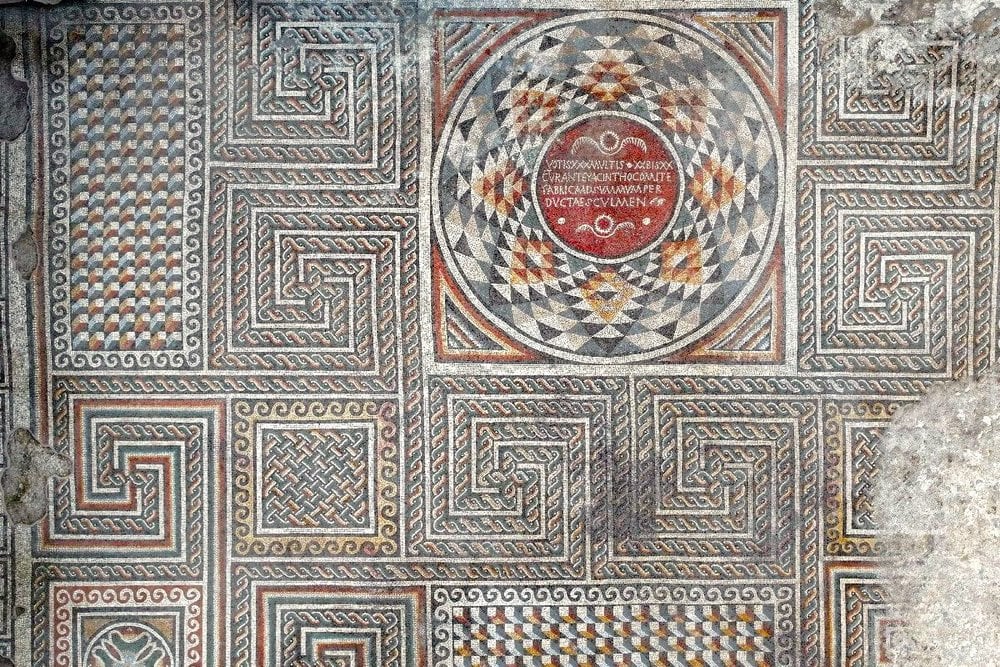 Ανακαλύφθηκε τεράστιο αρχαίο ψηφιδωτό με ένα μυστηριώδες ελληνικό όνομα - ΦΩΤΟ